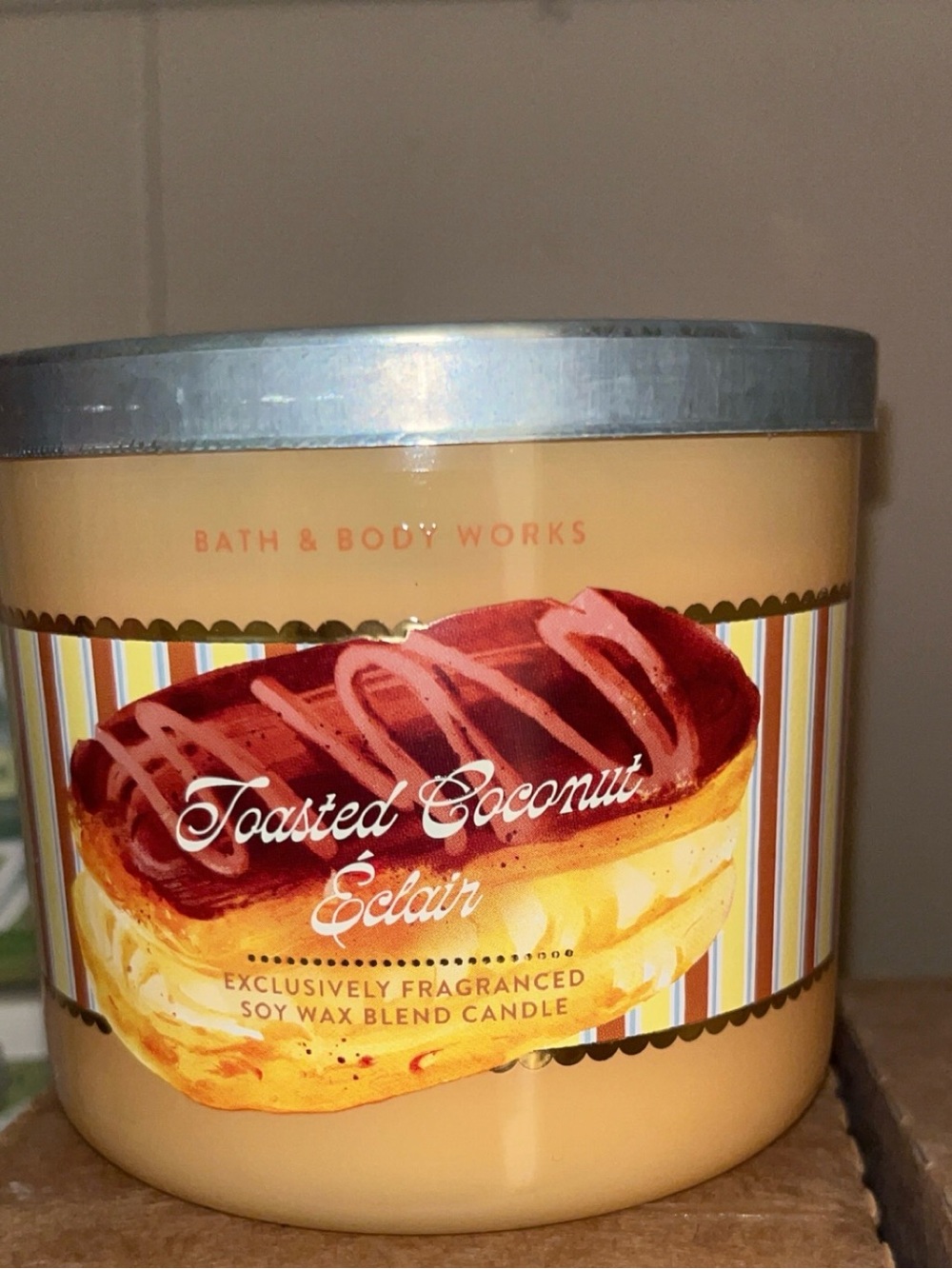 Bath & Body Works Toasted Coconut Éclair Candle
